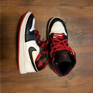 Nike Men's Black, White, and Red Sneakers